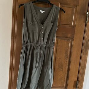Sleeveless dress w/ pockets